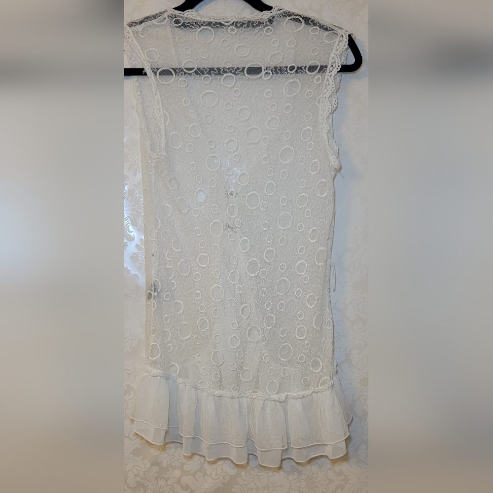 White Lace Ruffle Vest - Picture 2 of 3